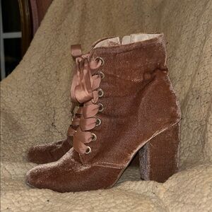 Kenneth Cole Reaction Corrine Blush Velvet Lace-Up Heeled Boots size 7M